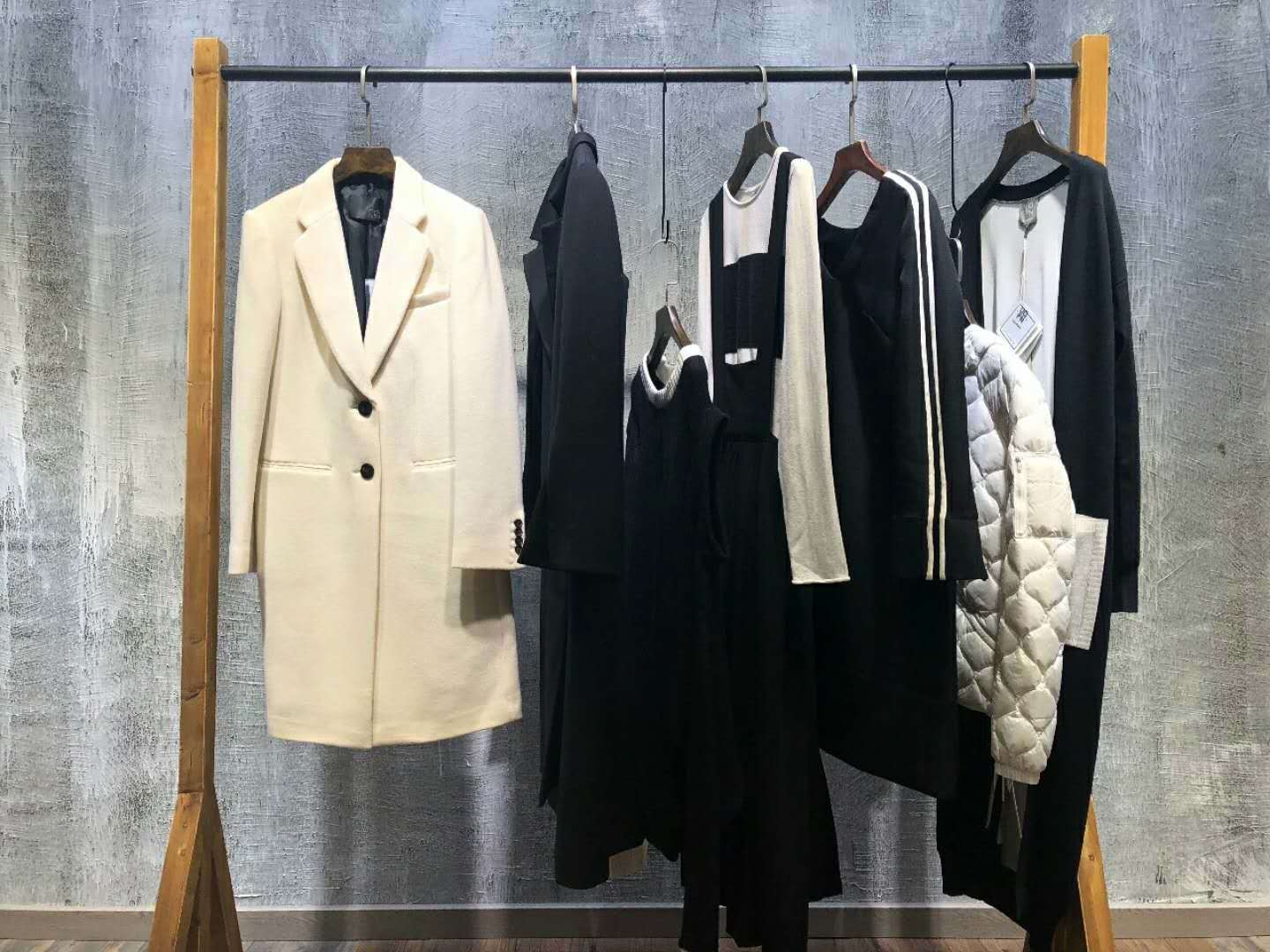 女裝店鋪陳列藝術 巧思陳列，點亮服飾獨特魅力